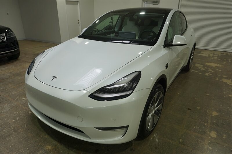 Tesla Model Y Standard Range Vehicle Full-screen Gallery Image 02