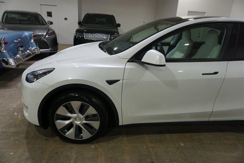 Tesla Model Y Standard Range Vehicle Full-screen Gallery Image 03