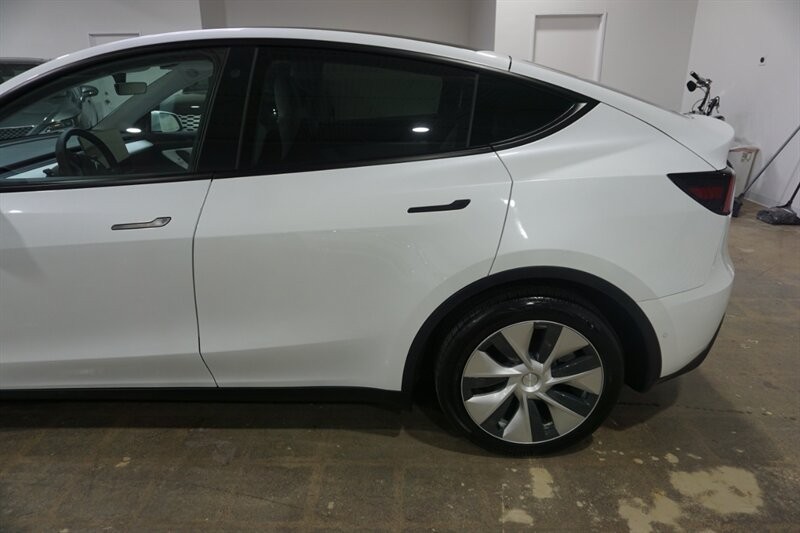 Tesla Model Y Standard Range Vehicle Full-screen Gallery Image 04