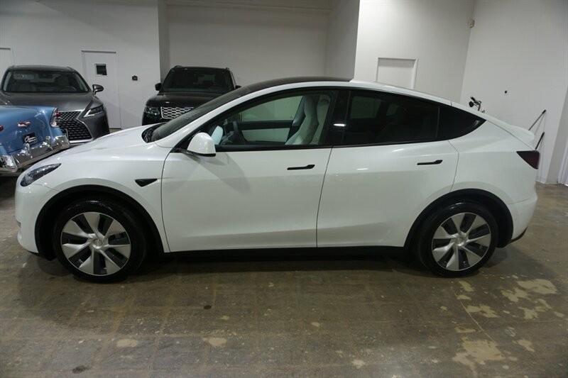 Tesla Model Y Standard Range Vehicle Full-screen Gallery Image 05