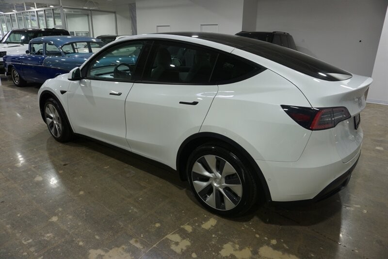 Tesla Model Y Standard Range Vehicle Full-screen Gallery Image 06