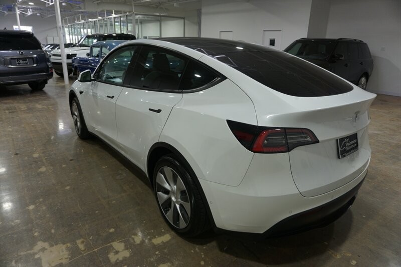 Tesla Model Y Standard Range Vehicle Full-screen Gallery Image 07