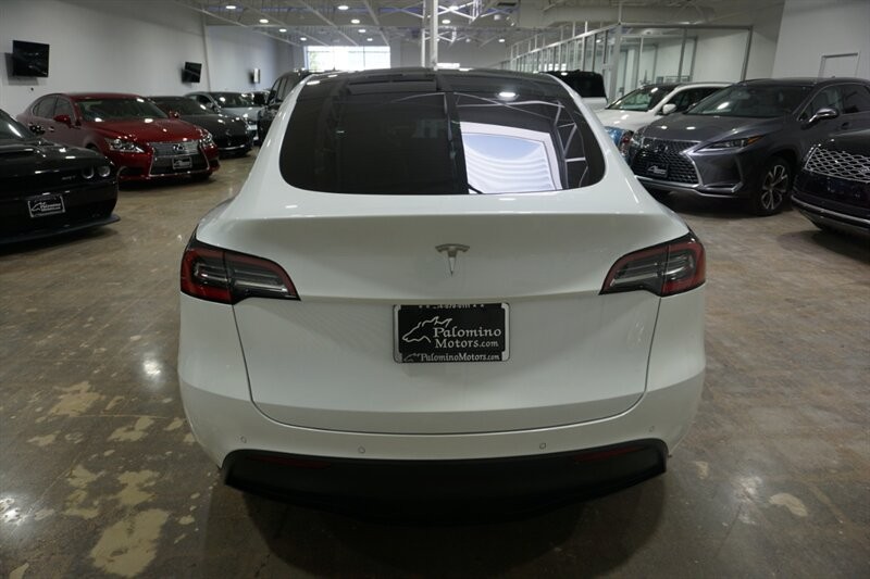 Tesla Model Y Standard Range Vehicle Full-screen Gallery Image 08