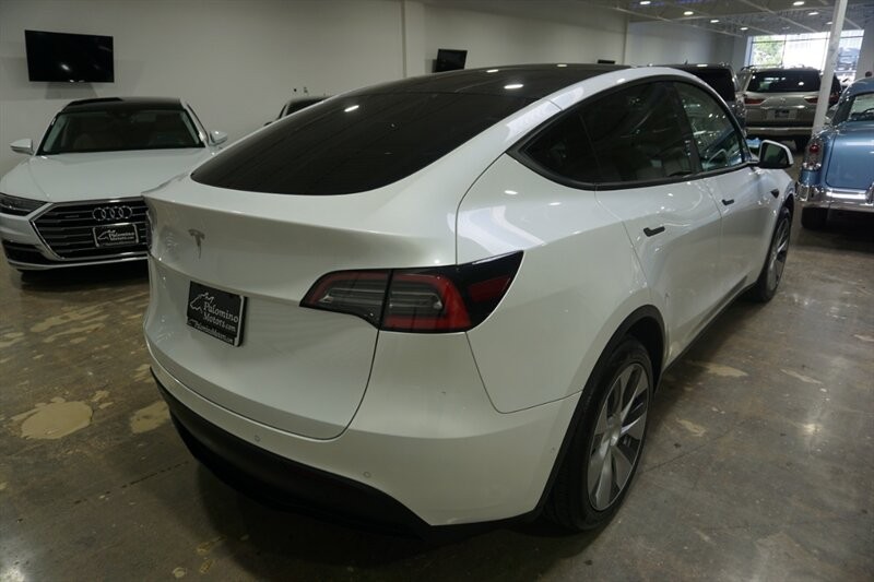 Tesla Model Y Standard Range Vehicle Full-screen Gallery Image 09