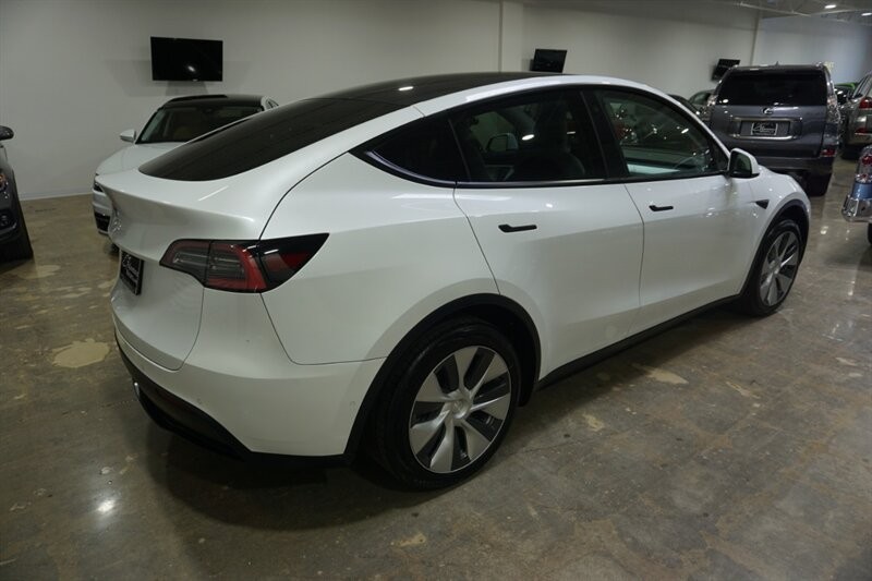 Tesla Model Y Standard Range Vehicle Full-screen Gallery Image 10