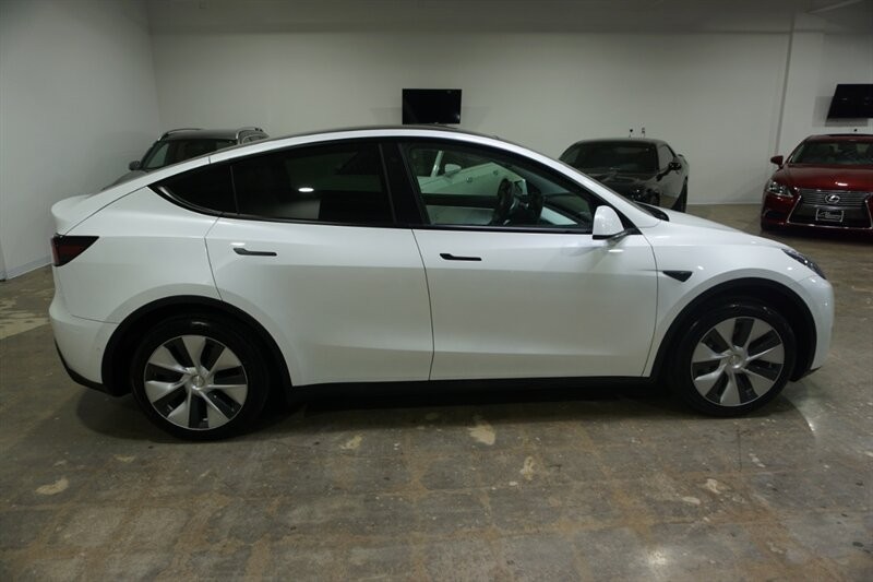 Tesla Model Y Standard Range Vehicle Full-screen Gallery Image 11