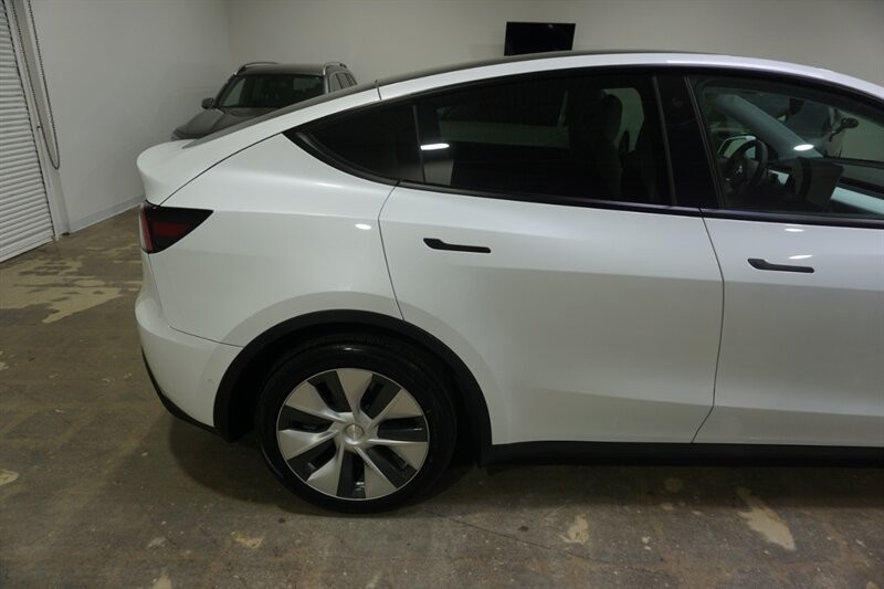 Tesla Model Y Standard Range Vehicle Full-screen Gallery Image 12