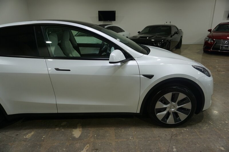 Tesla Model Y Standard Range Vehicle Full-screen Gallery Image 13