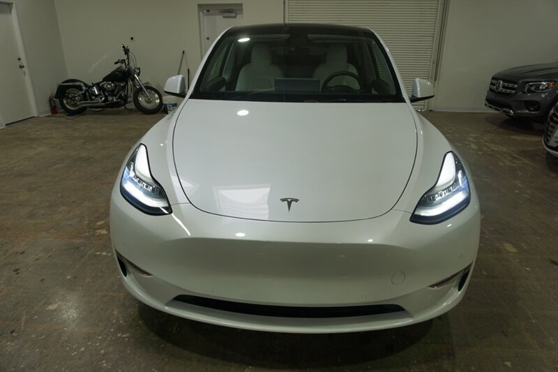 Tesla Model Y Standard Range Vehicle Full-screen Gallery Image 14