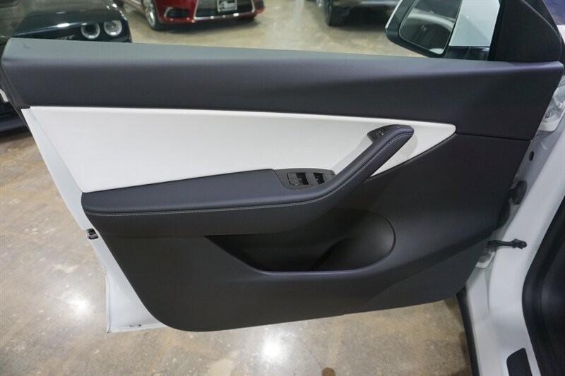 Tesla Model Y Standard Range Vehicle Full-screen Gallery Image 15