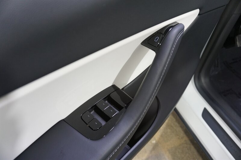 Tesla Model Y Standard Range Vehicle Full-screen Gallery Image 16