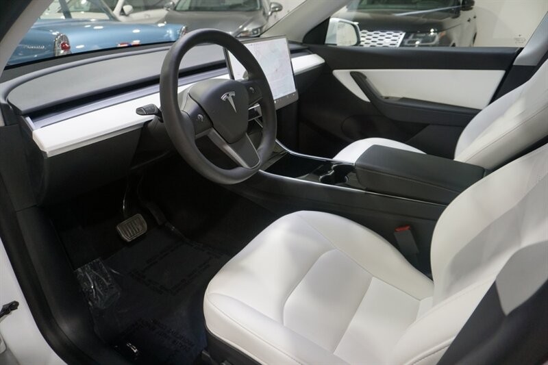 Tesla Model Y Standard Range Vehicle Full-screen Gallery Image 17