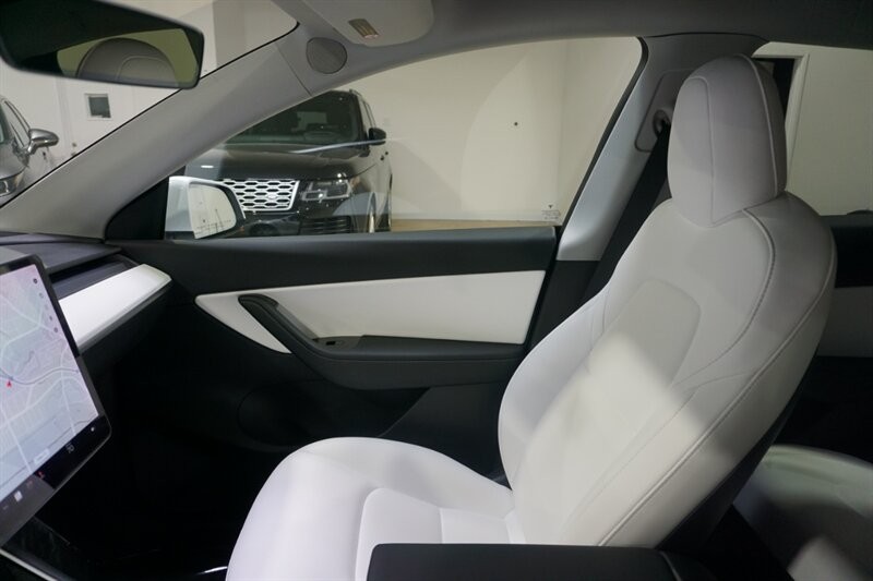 Tesla Model Y Standard Range Vehicle Full-screen Gallery Image 18