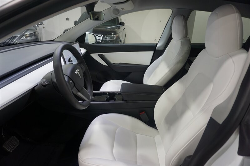 Tesla Model Y Standard Range Vehicle Full-screen Gallery Image 19