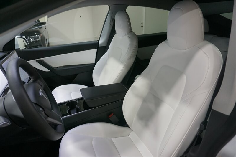 Tesla Model Y Standard Range Vehicle Full-screen Gallery Image 20