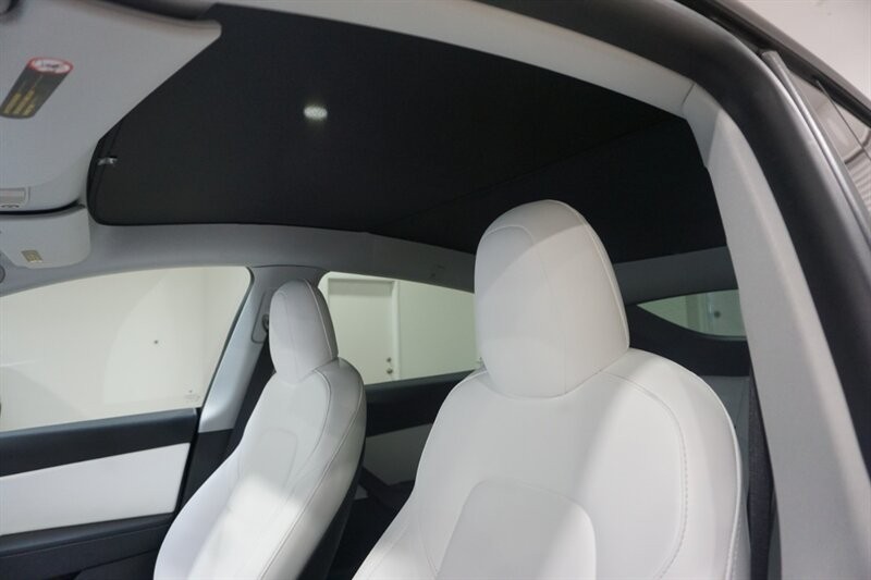 Tesla Model Y Standard Range Vehicle Full-screen Gallery Image 21
