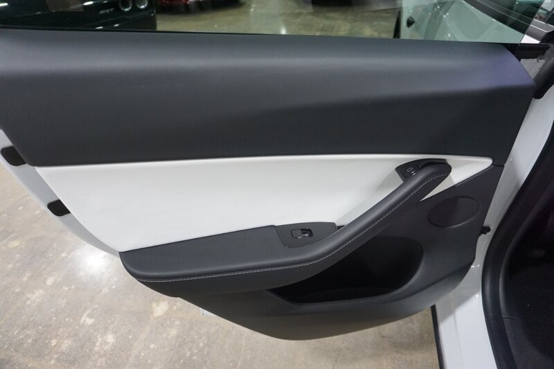 Tesla Model Y Standard Range Vehicle Full-screen Gallery Image 22