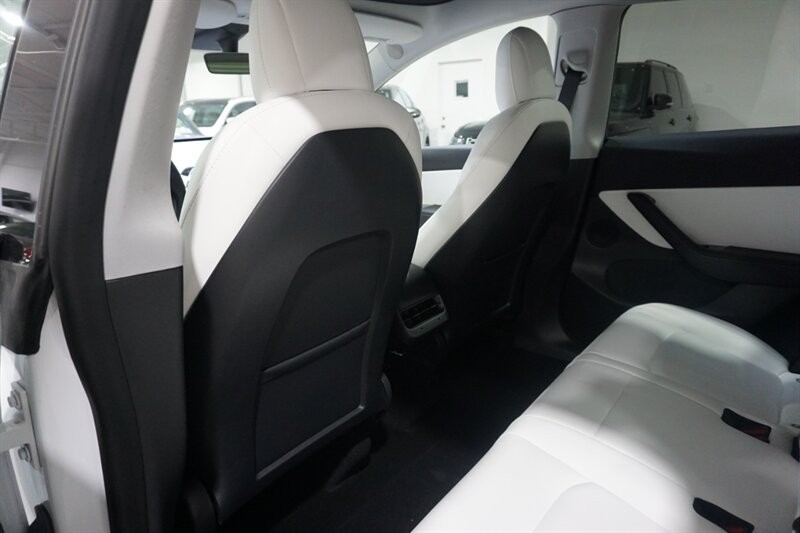 Tesla Model Y Standard Range Vehicle Full-screen Gallery Image 23