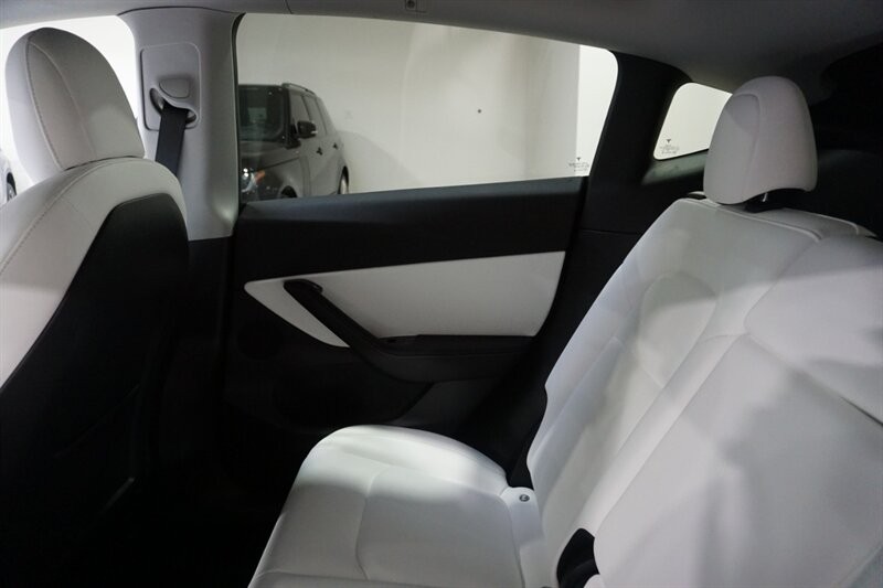 Tesla Model Y Standard Range Vehicle Full-screen Gallery Image 24