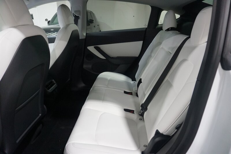 Tesla Model Y Standard Range Vehicle Full-screen Gallery Image 25