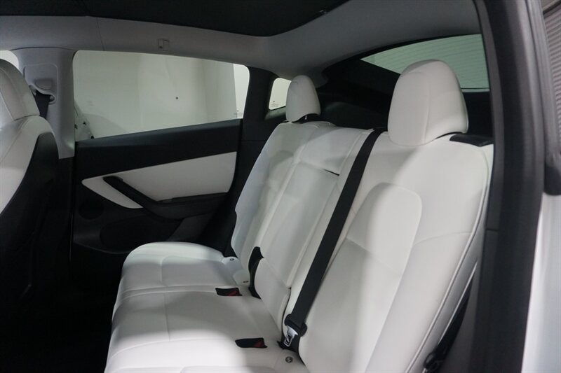 Tesla Model Y Standard Range Vehicle Full-screen Gallery Image 26