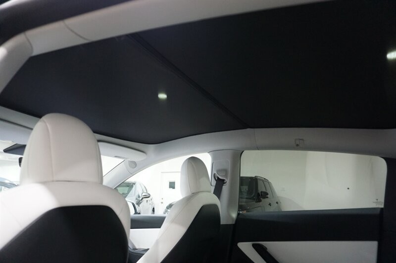 Tesla Model Y Standard Range Vehicle Full-screen Gallery Image 27