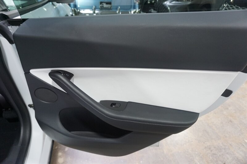 Tesla Model Y Standard Range Vehicle Full-screen Gallery Image 28