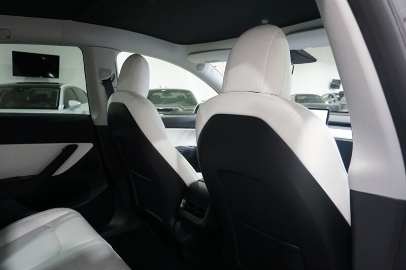 Tesla Model Y Standard Range Vehicle Full-screen Gallery Image 29