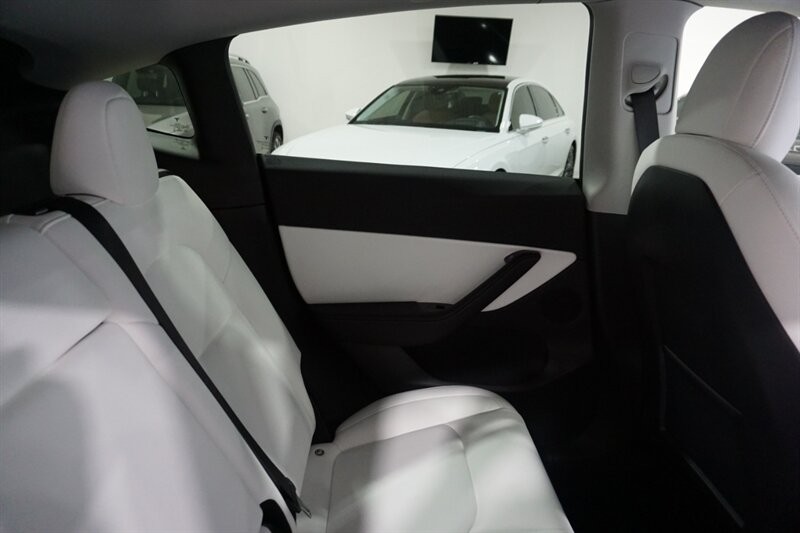 Tesla Model Y Standard Range Vehicle Full-screen Gallery Image 30