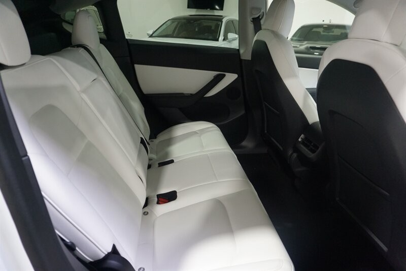 Tesla Model Y Standard Range Vehicle Full-screen Gallery Image 31