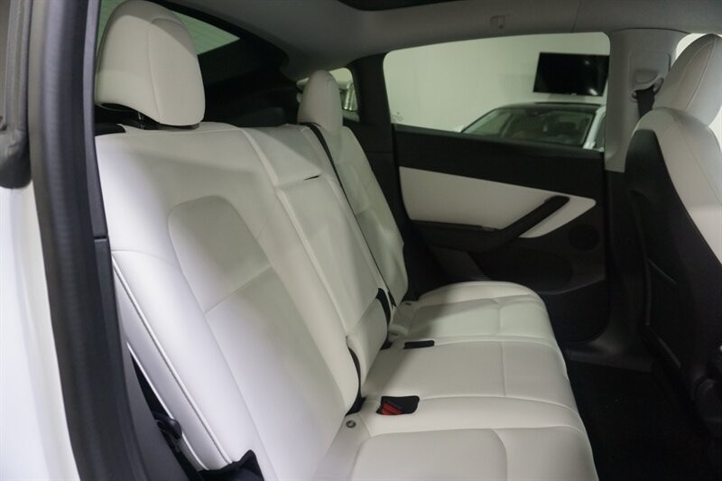 Tesla Model Y Standard Range Vehicle Full-screen Gallery Image 32