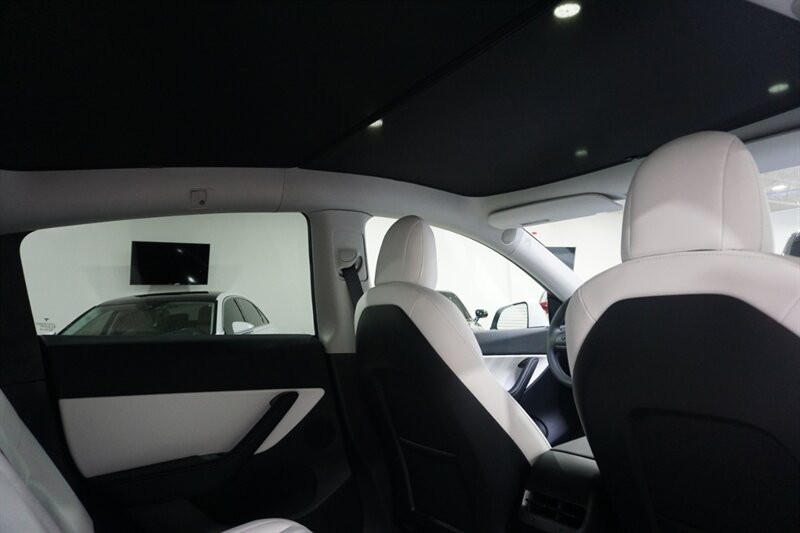 Tesla Model Y Standard Range Vehicle Full-screen Gallery Image 33