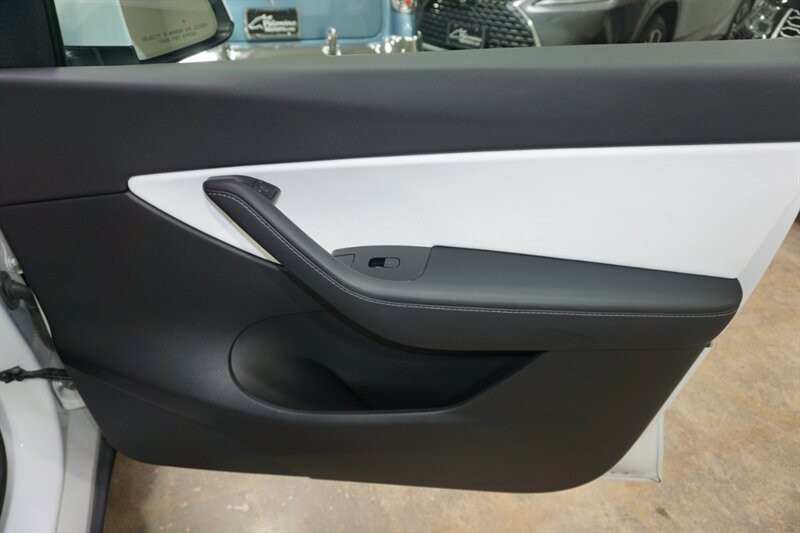 Tesla Model Y Standard Range Vehicle Full-screen Gallery Image 34