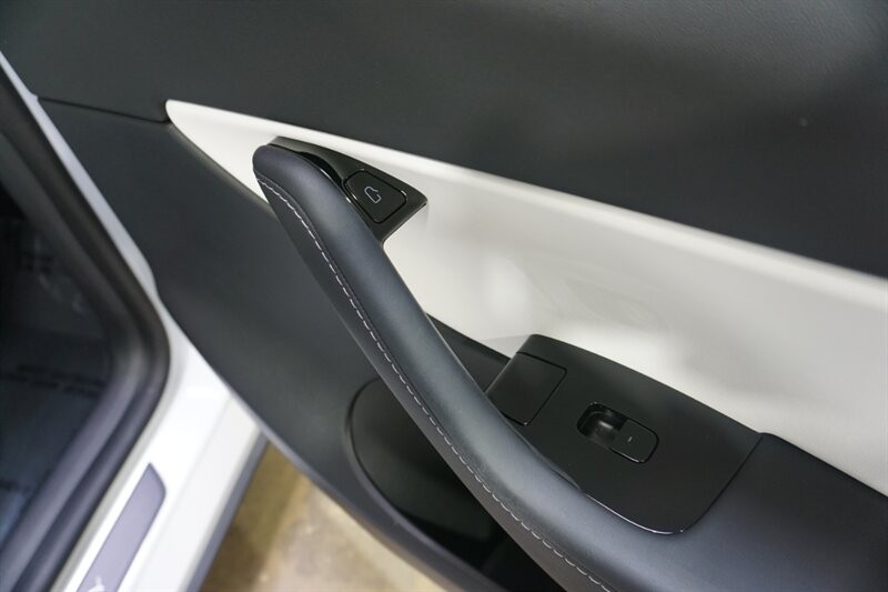 Tesla Model Y Standard Range Vehicle Full-screen Gallery Image 35