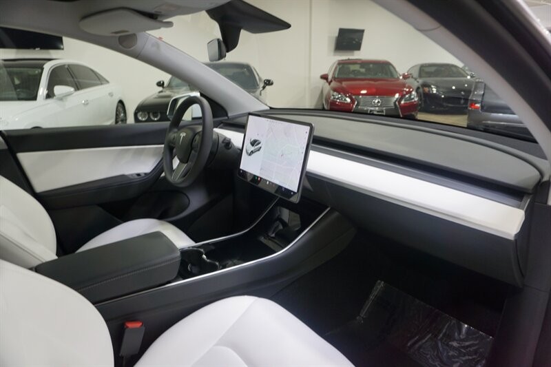 Tesla Model Y Standard Range Vehicle Full-screen Gallery Image 36