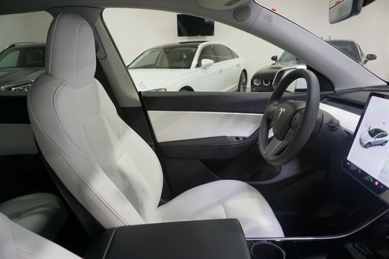 Tesla Model Y Standard Range Vehicle Full-screen Gallery Image 37