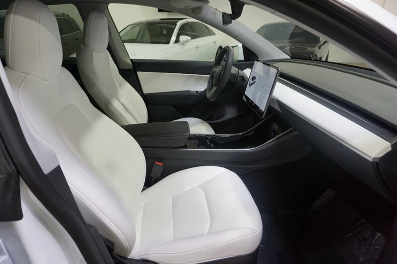 Tesla Model Y Standard Range Vehicle Full-screen Gallery Image 38