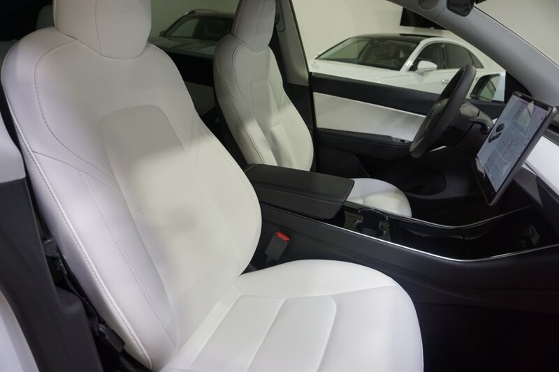 Tesla Model Y Standard Range Vehicle Full-screen Gallery Image 39