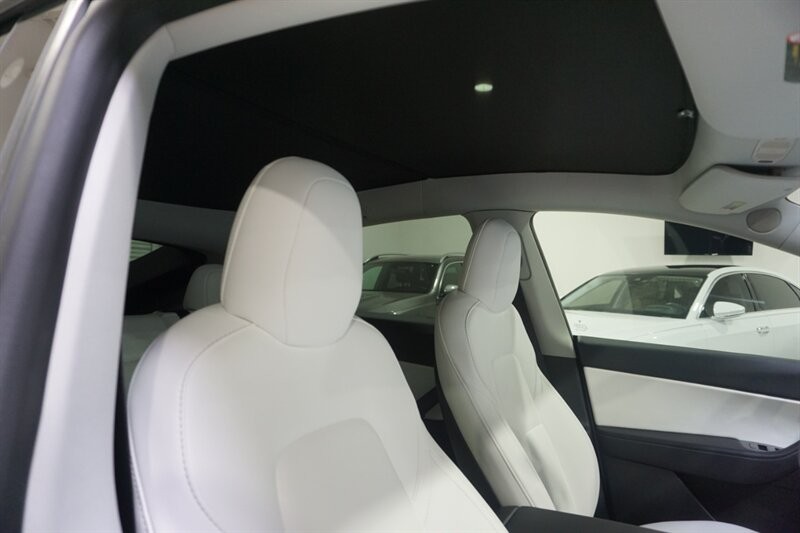 Tesla Model Y Standard Range Vehicle Full-screen Gallery Image 40