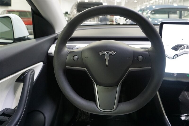 Tesla Model Y Standard Range Vehicle Full-screen Gallery Image 41