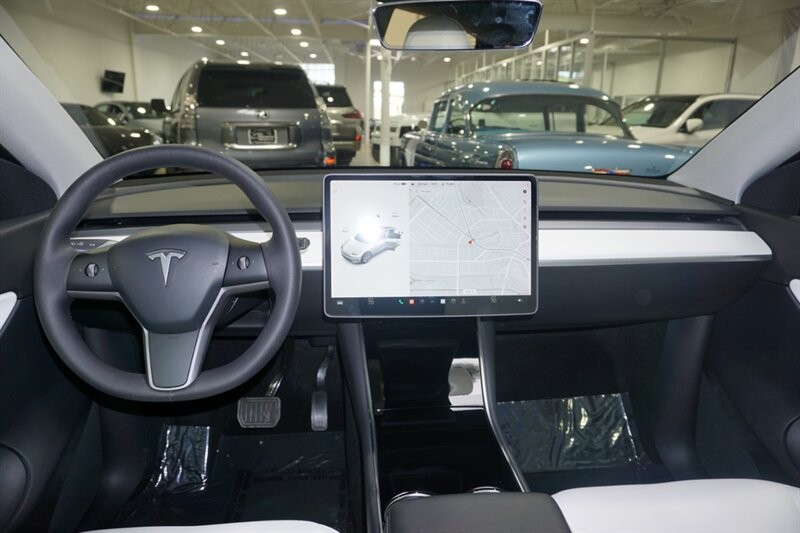 Tesla Model Y Standard Range Vehicle Full-screen Gallery Image 42