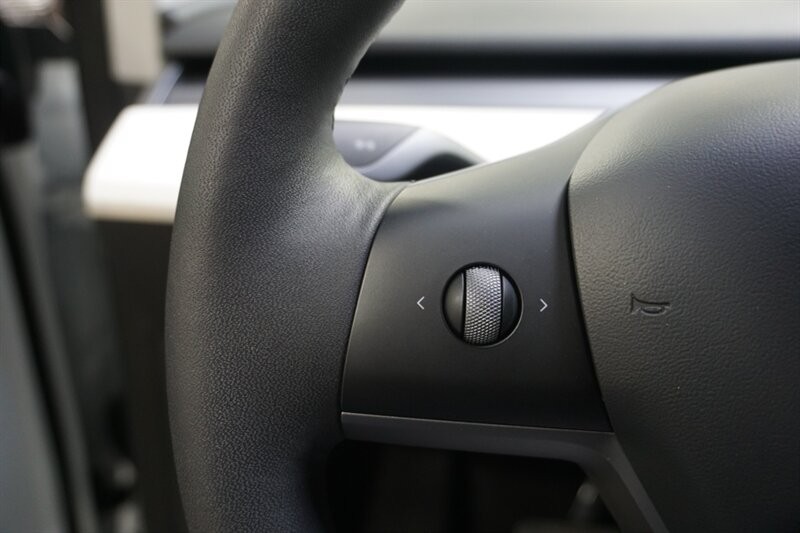 Tesla Model Y Standard Range Vehicle Full-screen Gallery Image 43