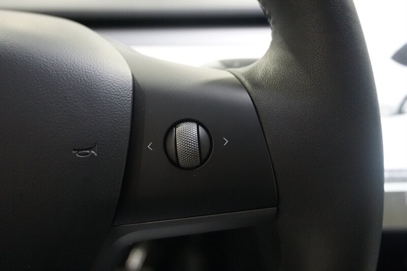 Tesla Model Y Standard Range Vehicle Full-screen Gallery Image 44