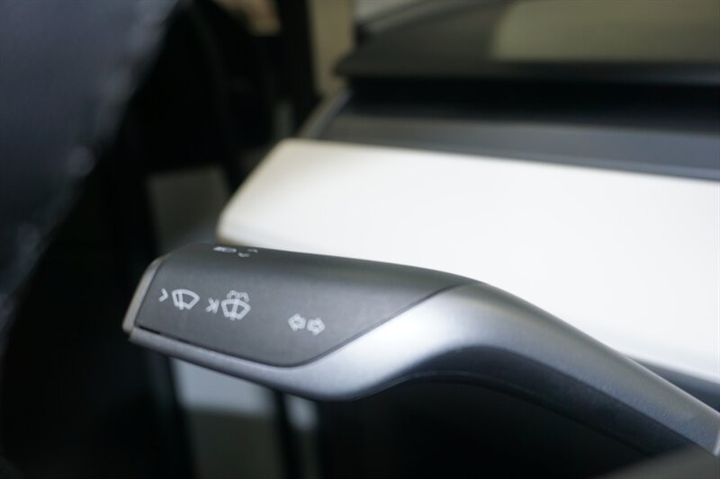 Tesla Model Y Standard Range Vehicle Full-screen Gallery Image 45