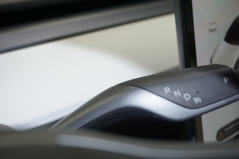 Tesla Model Y Standard Range Vehicle Full-screen Gallery Image 46