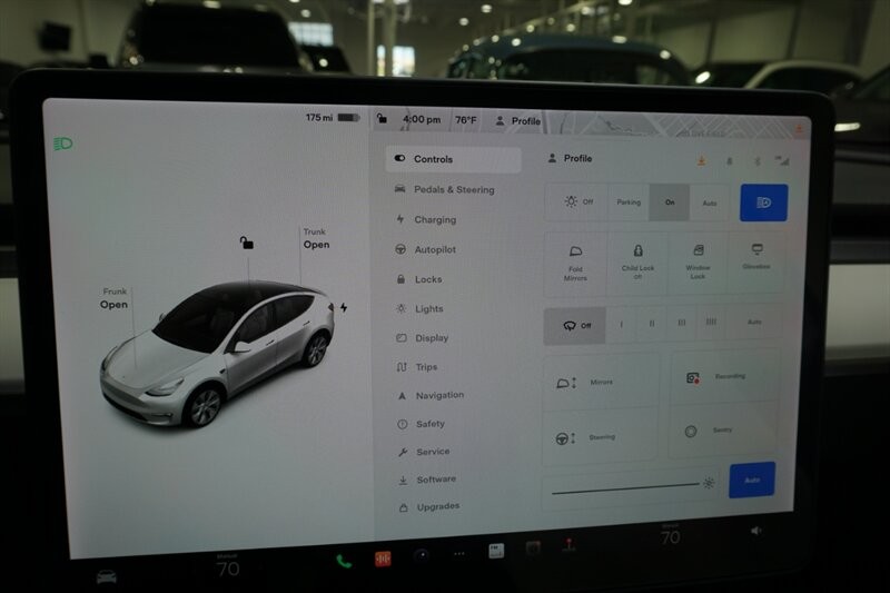 Tesla Model Y Standard Range Vehicle Full-screen Gallery Image 47
