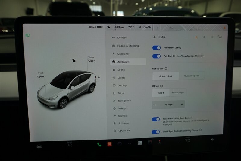 Tesla Model Y Standard Range Vehicle Full-screen Gallery Image 50
