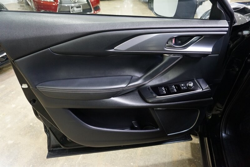 Mazda CX-9 Grand Touring Vehicle Full-screen Gallery Image 17