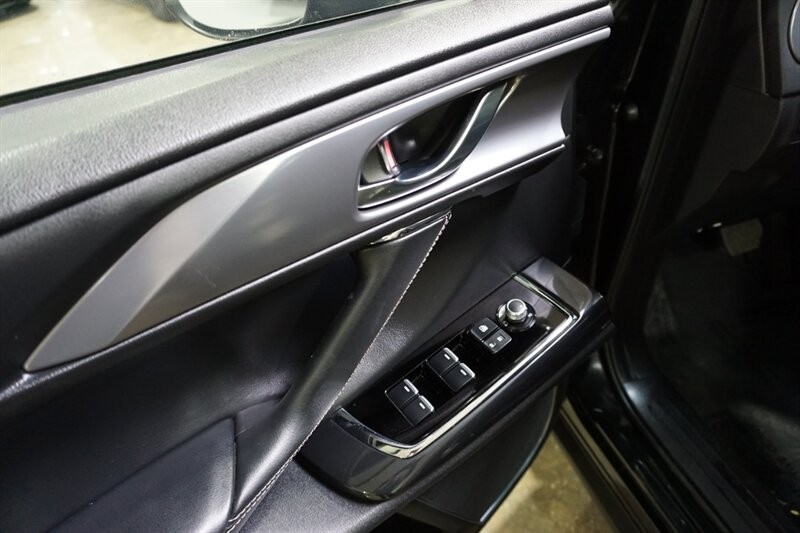 Mazda CX-9 Grand Touring Vehicle Full-screen Gallery Image 18