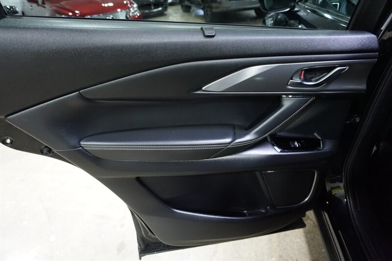 Mazda CX-9 Grand Touring Vehicle Full-screen Gallery Image 23